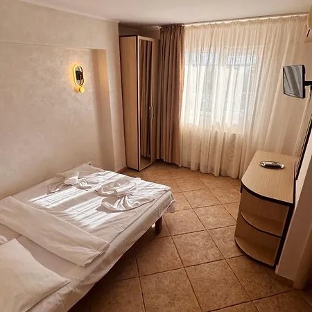 Plaja Azur بيت ضيافة 3*